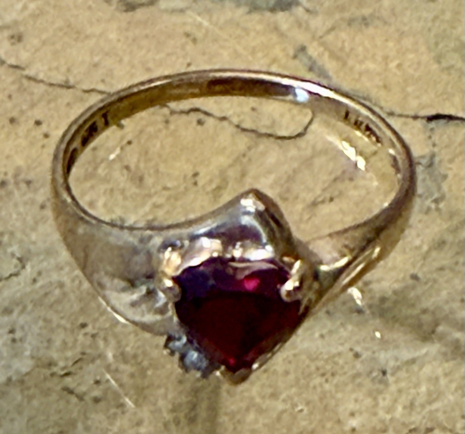 Vintage 10K Yellow Gold Diamond And Garnet Heart Ring - Size 6.5
