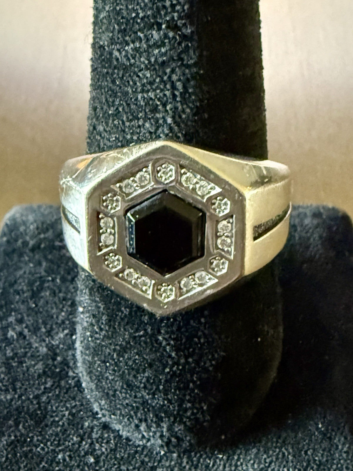 10K White Gold Onyx And Diamond Ring (9.85g) - Size 12