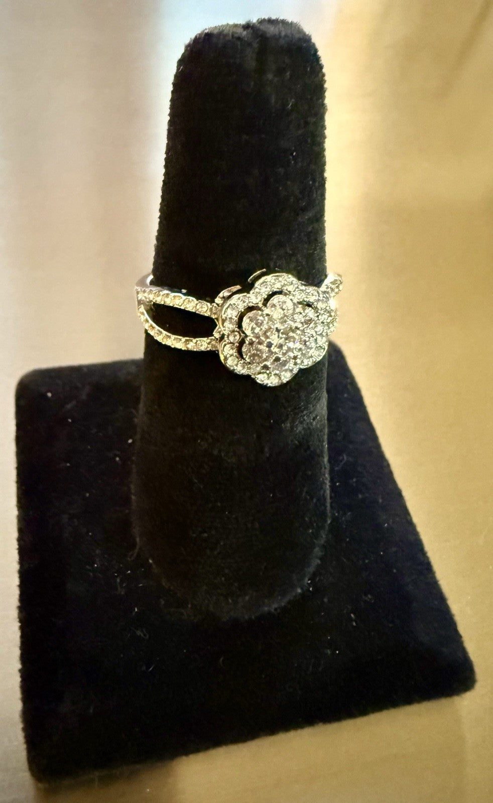 Diamond Floral Bouquet Ring in 10K  White Gold - Size 9 (3.41g)