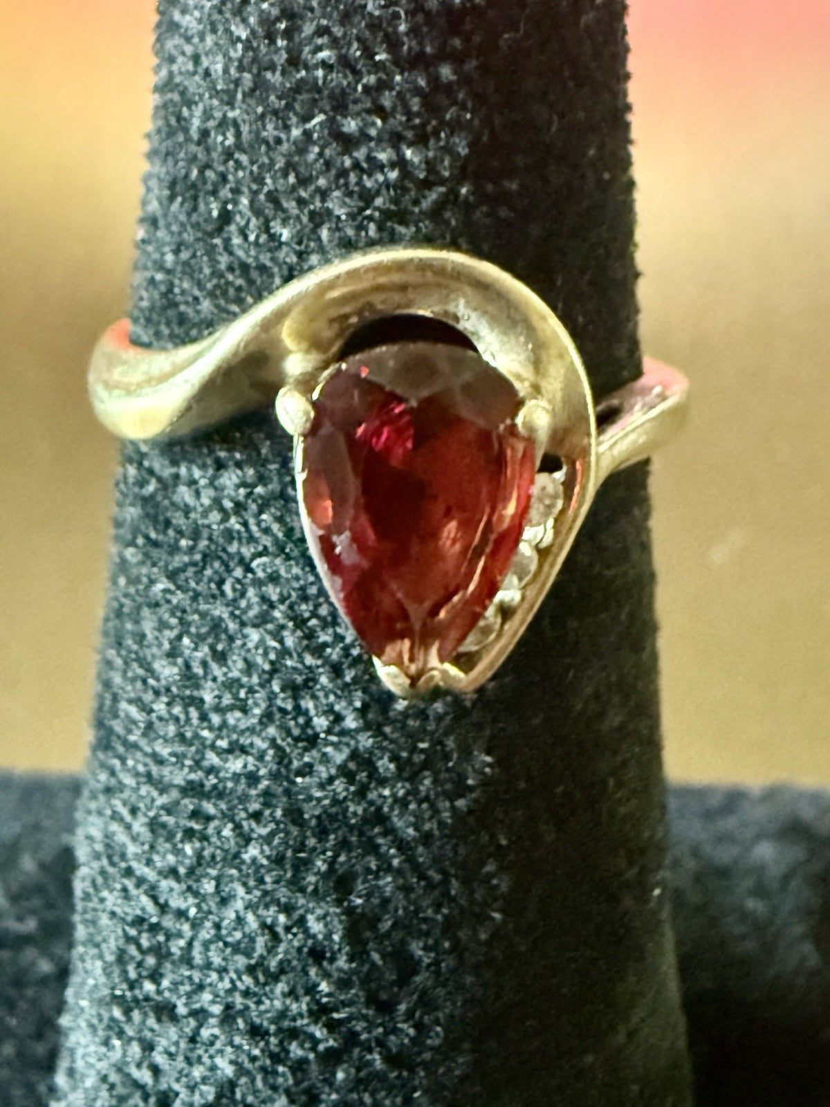 Vintage 10K Yellow Gold Garnet and Diamond Ring (2.55g) Size 7