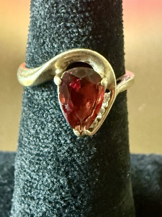 Vintage 10K Yellow Gold Garnet and Diamond Ring (2.55g) Size 7