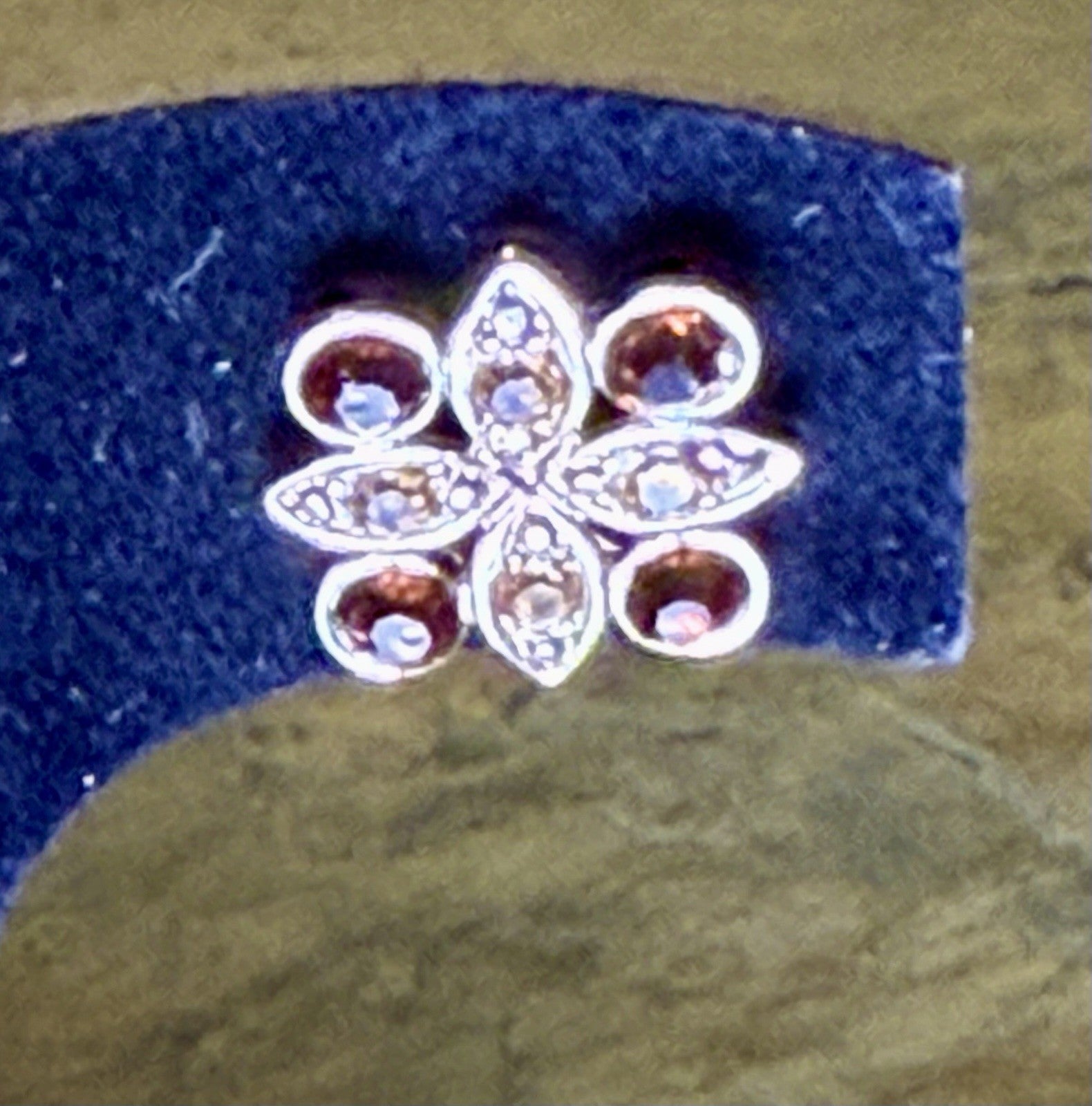 Vintage flower-shaped stud earrings