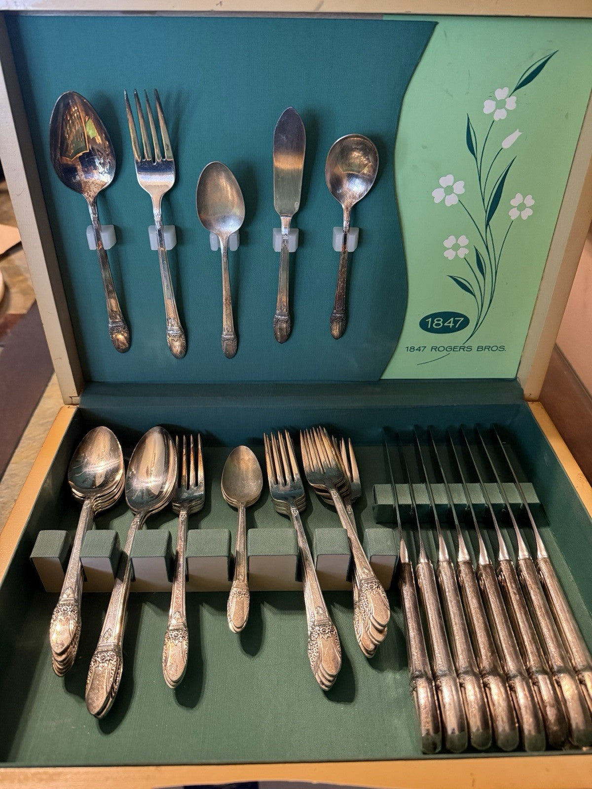 Vintage 1847  Rogers Bro Silver Plate Flatware Set 38 Piece In Original Chest 