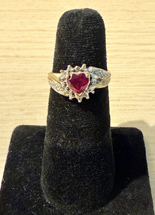 Vintage 10kt Yellow Gold Ruby Heart and Diamond Ring - Size 7 (2.78grms)