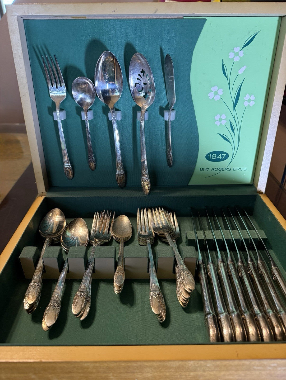 Vintage 1847  Rogers Bro Silver Plate Flatware Set 38 Piece In Original Chest 