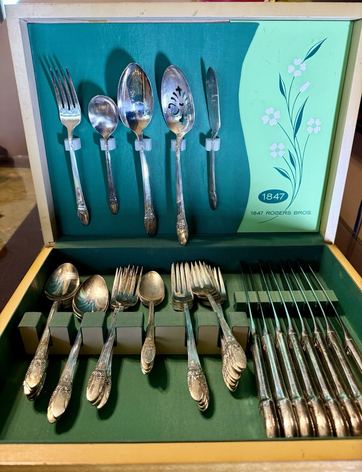 Vintage 1847  Rogers Bro Silver Plate Flatware Set 38 Piece In Original Chest 