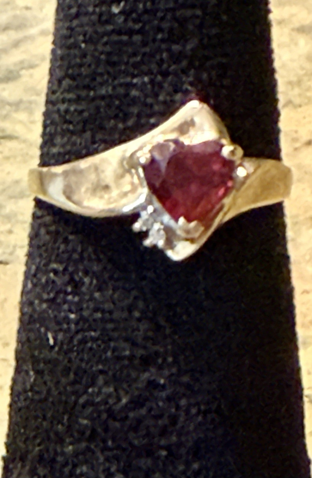 Vintage 10K Yellow Gold Diamond And Garnet Heart Ring - Size 6.5