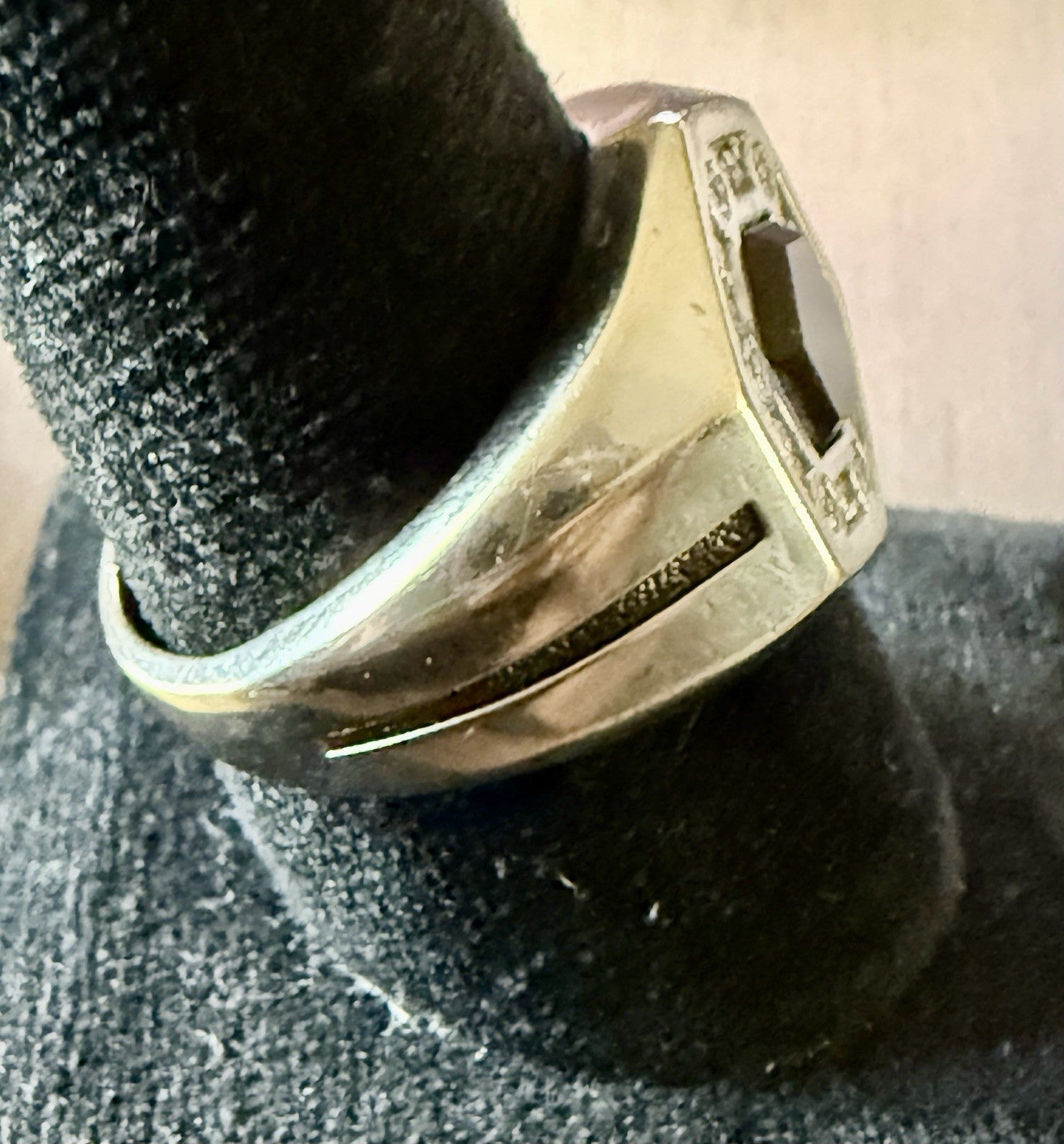 10K White Gold Onyx And Diamond Ring (9.85g) - Size 12