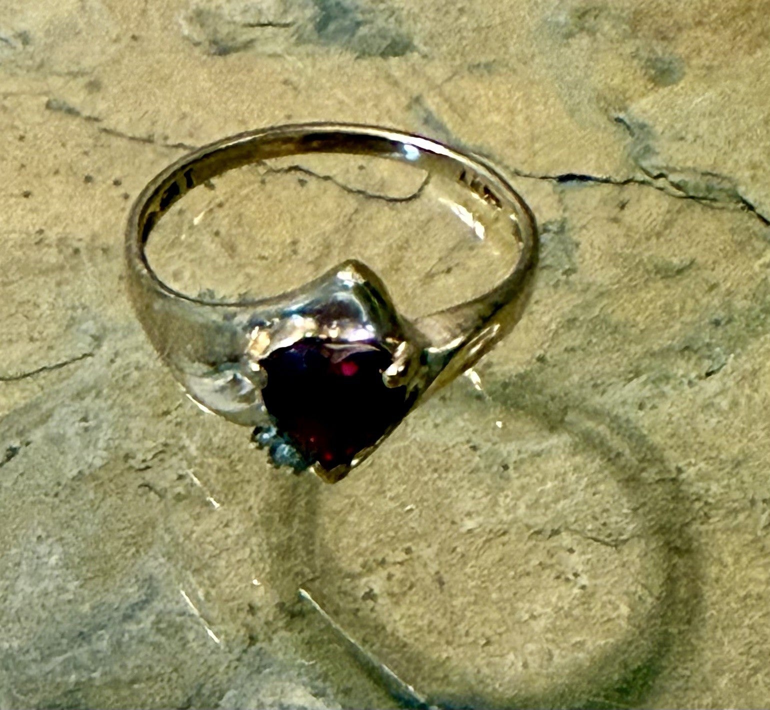 Vintage 10K Yellow Gold Diamond And Garnet Heart Ring - Size 6.5