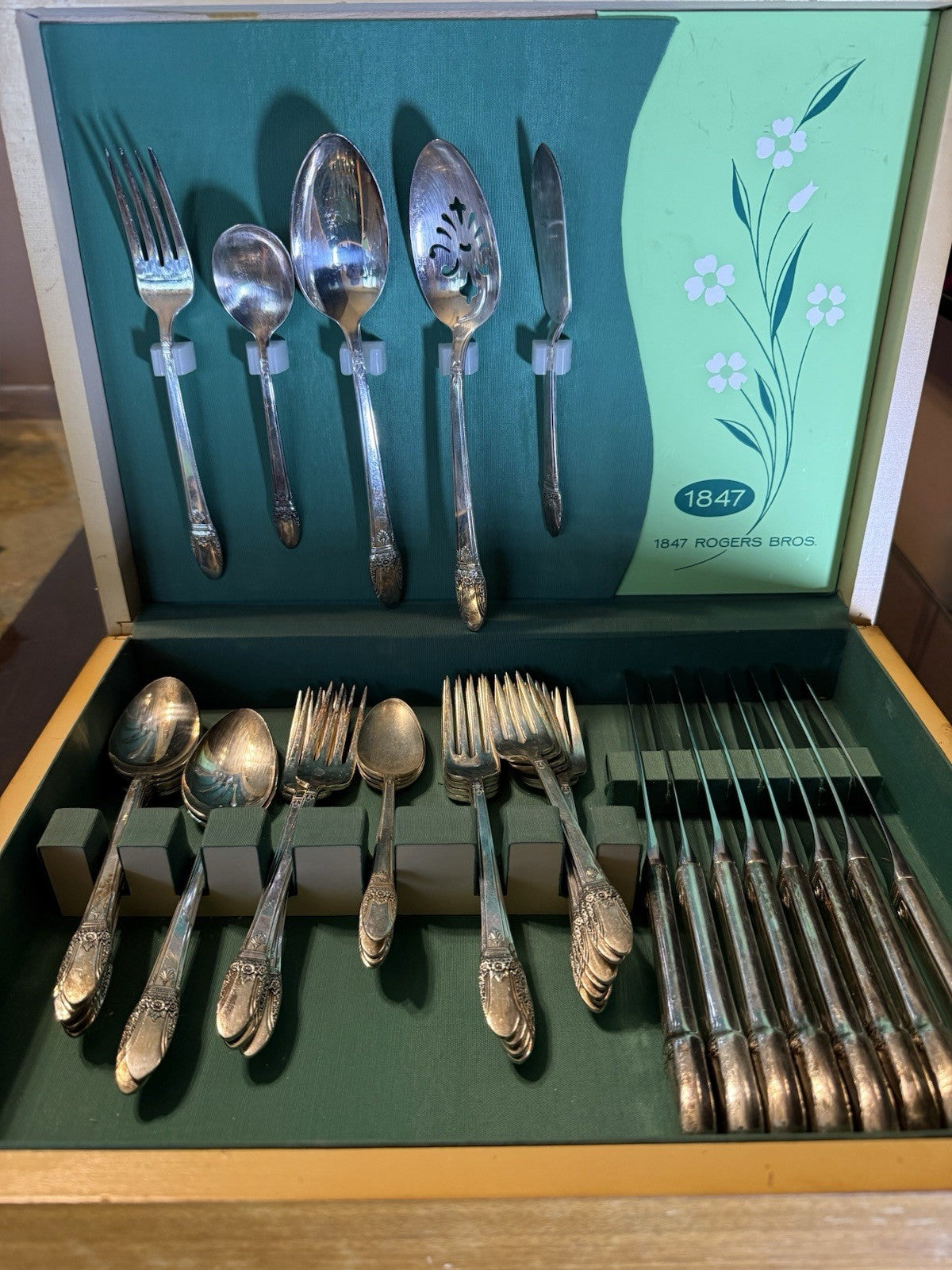 Vintage 1847  Rogers Bro Silver Plate Flatware Set 38 Piece In Original Chest 