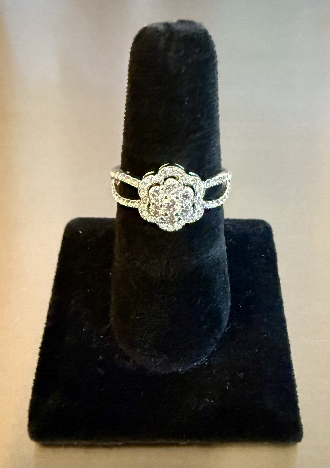 Diamond Floral Bouquet Ring in 10K  White Gold - Size 9 (3.41g)