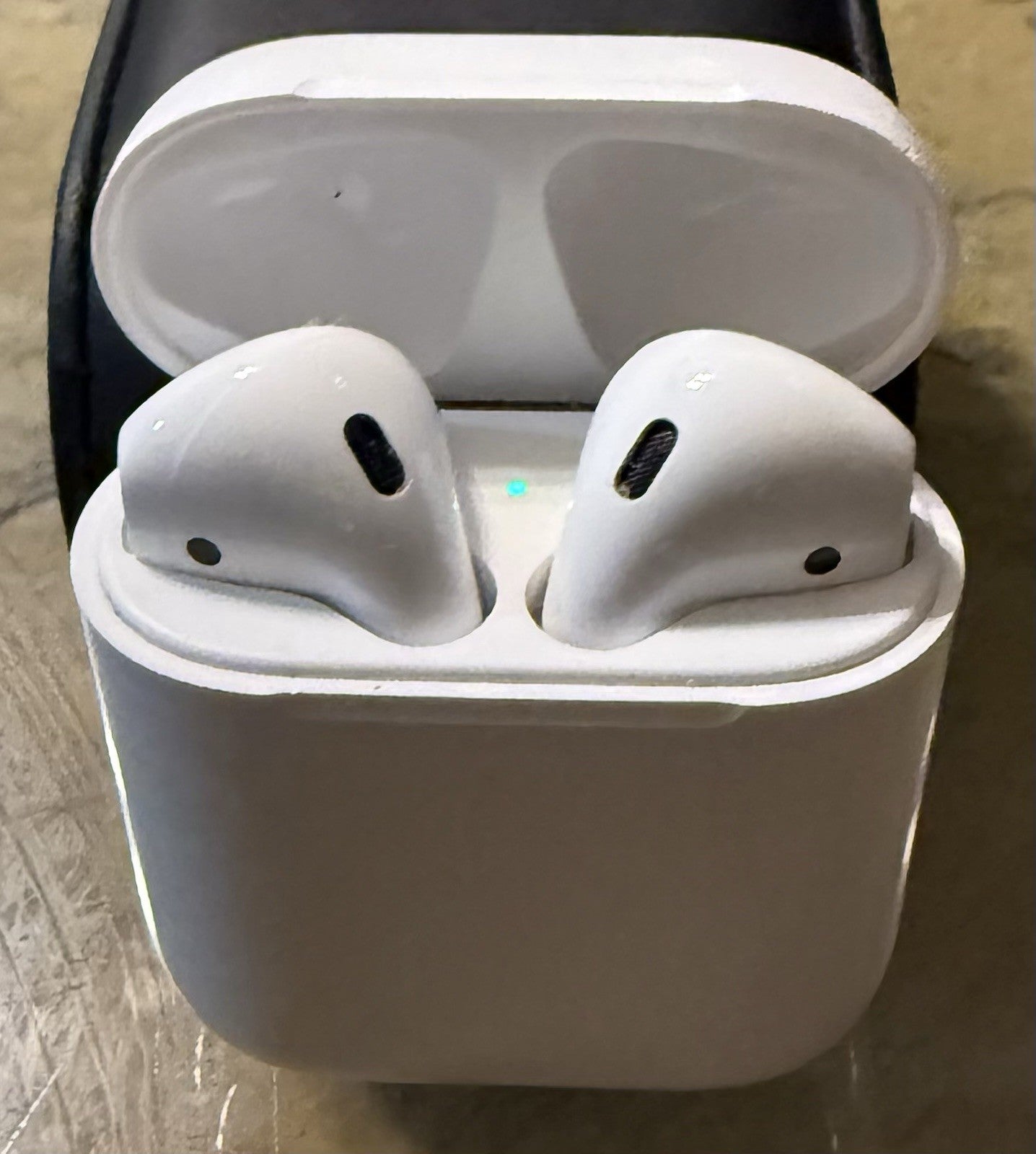Apple AirPods 2nd Generation - with Charging Case