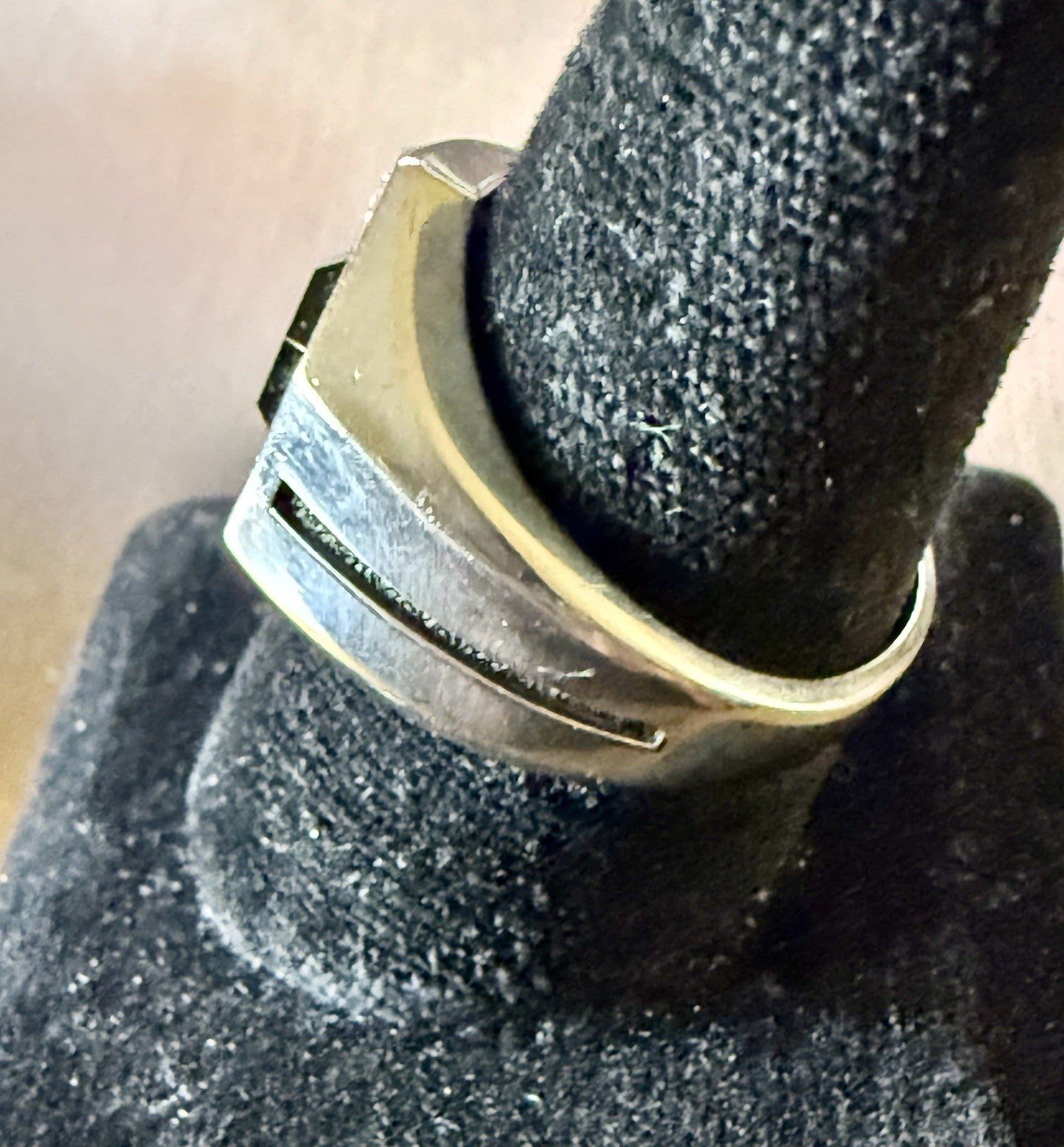 10K White Gold Onyx And Diamond Ring (9.85g) - Size 12